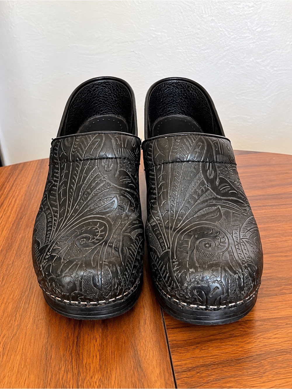 Dansko Black Embossed Tooled Leather Clogs Shoes Size 39 Women’s 8.5–9